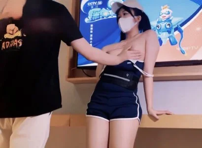 Cô nhân viên bán TV xinh đẹp với vị khách may mắn