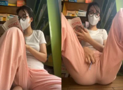 Người đẹp vừa đọc sách vừa để sextoy trong lồn