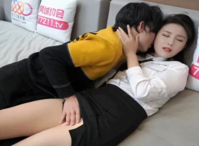 Cô thư ký đẹp lén lút phục vụ sếp để có tiền