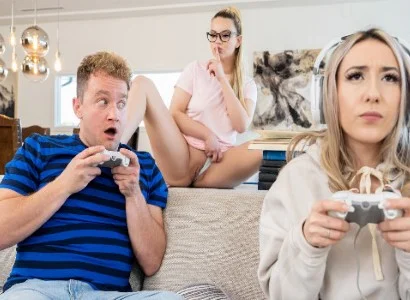 cô gái mải mê chơi game khiến bạn thân nhân cơ hội cướp người yêu