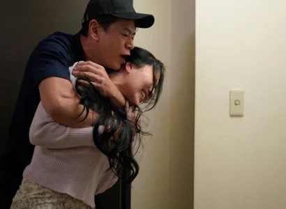 Nữ ca sĩ bị người hâm mộ làm nhục vì vẻ đẹp không lối thoát