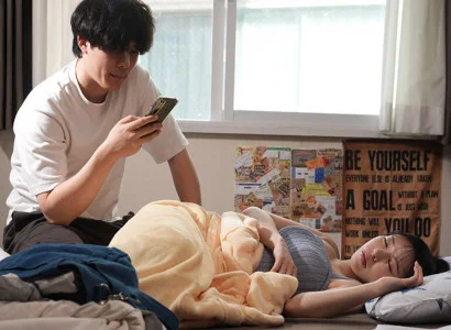 Hắn ta ham muốn nhìn người yêu ngoại tình