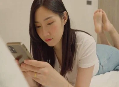 Người đàn bà lén lút với gã nhân viên giao hàng