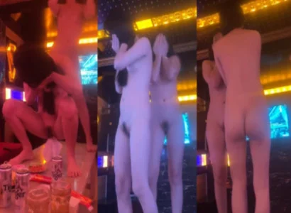 Cô em thoát y múa lắc lư gợi cảm tại quán karaoke