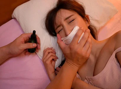 Tên này sử dụng thuốc mê nhằm quan hệ với cô em họ xinh đẹp